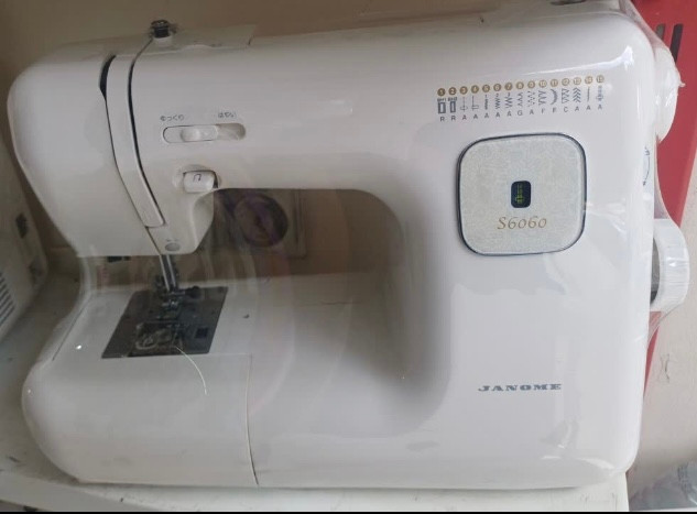 چرخ خیاطی برند ژانومه مدل S6060با قابلیت ۱۵ مدل دوخت