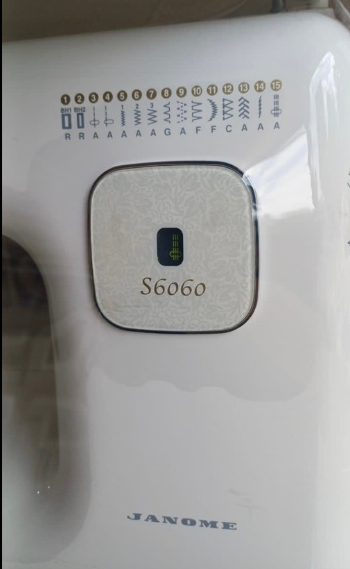 چرخ خیاطی برند ژانومه مدل S6060با قابلیت ۱۵ مدل دوخت