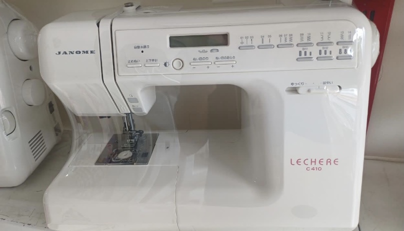 چرخ خیاطی برند ژانومه مدل LECHERE با قابلیت ۱۷ نوع دوخت متنوع